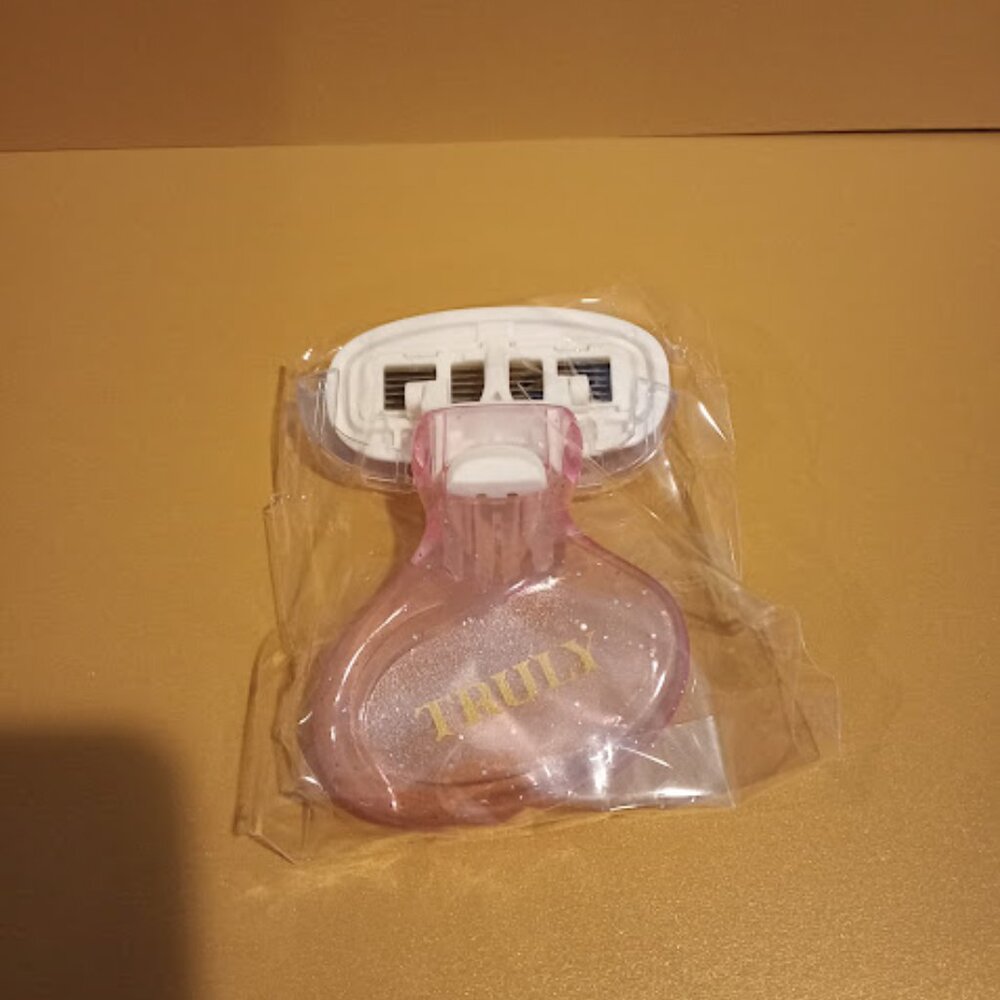 TRULY Shaving Set - Picture 8 of 8